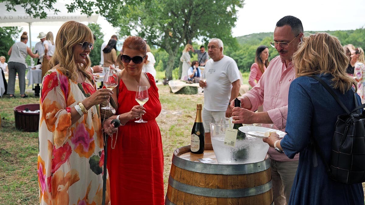 Iako smo kalendarski još u proljeću, u Novom Vinodolskom je Pjenušavim doručkom započelo ljeto